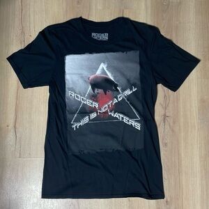 Roger Waters This Is Not A Drill 2022/2023 Tour T-Shirt.‎ Black. Size Small.